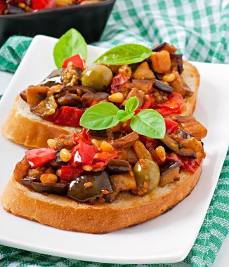 Bruschetta caponata kuru üzüm ve çam fıstığı