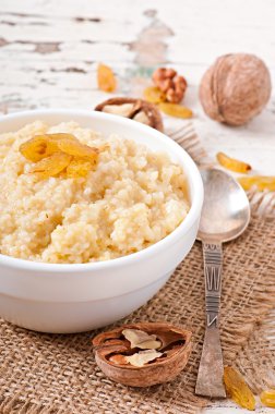 yulaf lapası ile fındık ve kuru üzüm