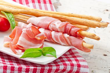 jambon, domates ve fesleğen ile grisini ekmek sopa