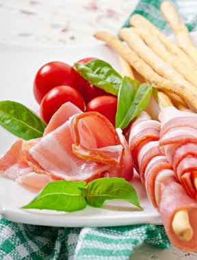 jambon, domates ve fesleğen ile grisini ekmek sopa