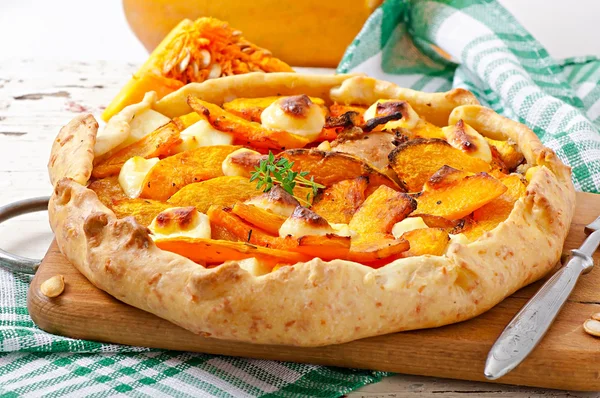 Galette met prei, pompoen en feta — Stockfoto