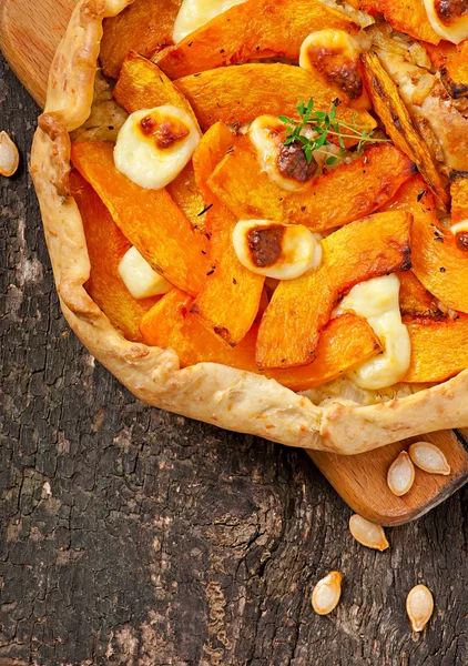 Galette com alho-porro, abóbora e feta — Fotografia de Stock