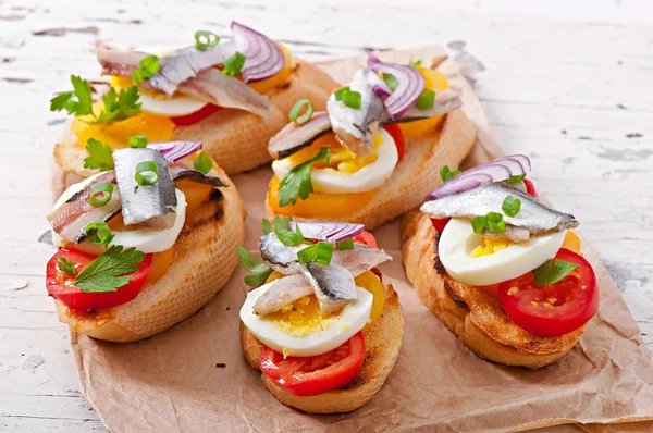 crostini ile hamsi, domates ve yumurta