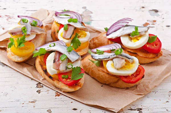 Crostini com anchovas, tomates e ovo — Fotografia de Stock