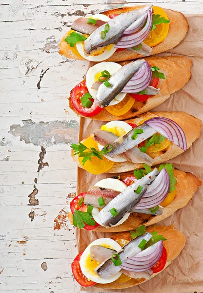 Crostini con anchoas, tomates y huevo — Foto de Stock
