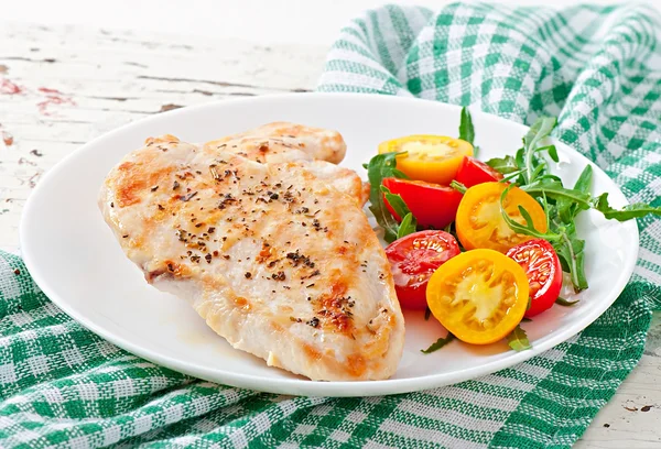 Pechugas de pollo a la parrilla y ensalada fresca —  Fotos de Stock