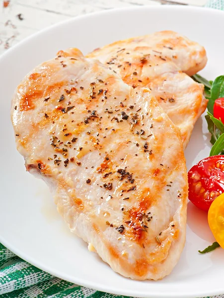 Grilled chicken breasts and vegetables — Stock Photo, Image