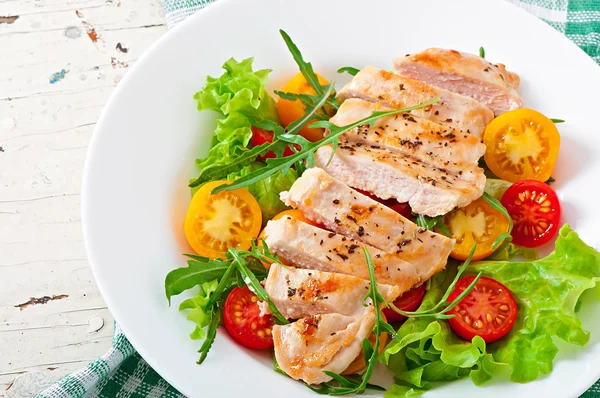 Grilled chicken breasts and fresh salad — Stock Photo, Image