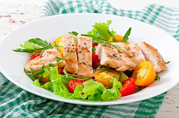 Grillad kycklingbröst och fräsch sallad — Stockfoto