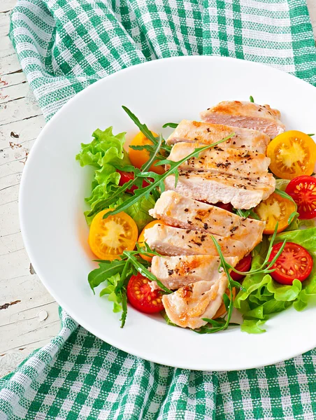 Pechugas de pollo a la parrilla y ensalada fresca — Foto de Stock