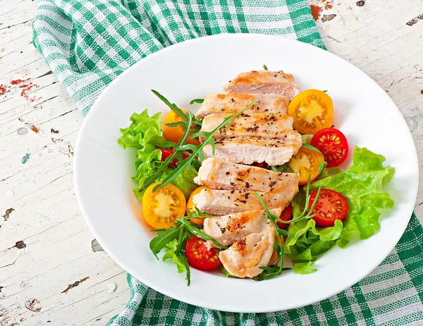 Seios de frango grelhados e salada fresca — Fotografia de Stock