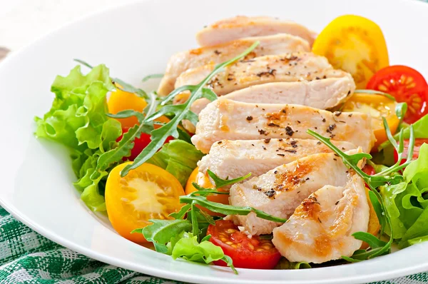 Gegrilde kip borsten en verse salade — Stockfoto