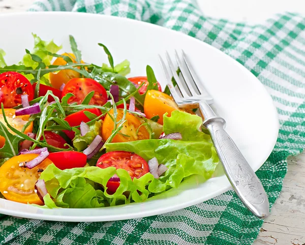 Tomatsalat med salat, arugala og løk – stockfoto