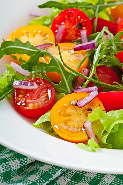 Tomatensalade met sla, arugala en uien — Stockfoto