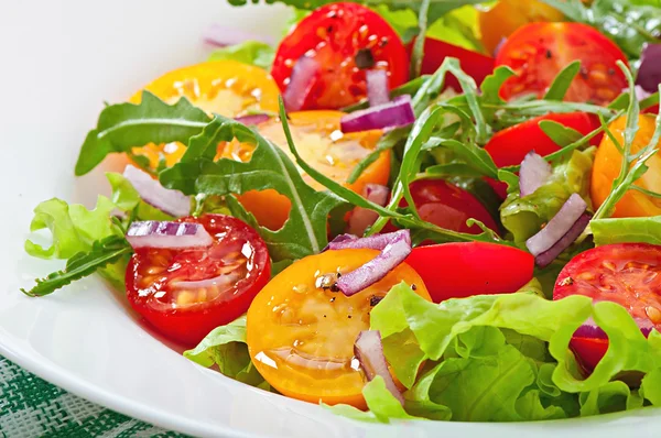 Tomatsallad med sallad, arugala och lök — Stockfoto