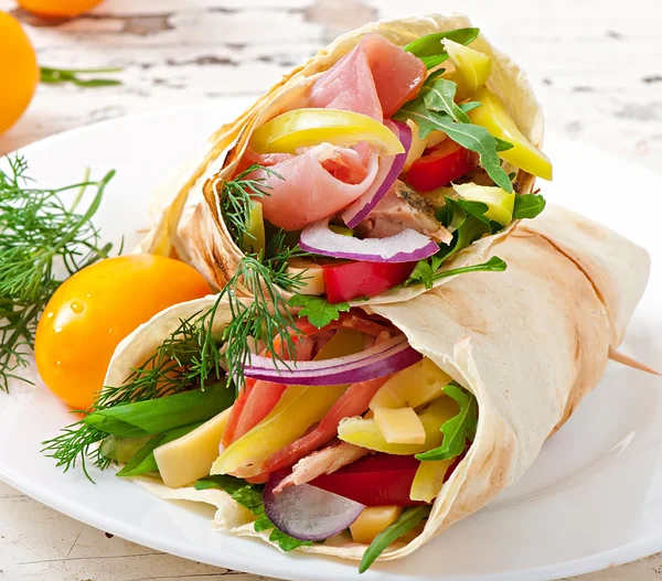 Fresh tortilla wraps with meat and vegetables — Stock Photo, Image