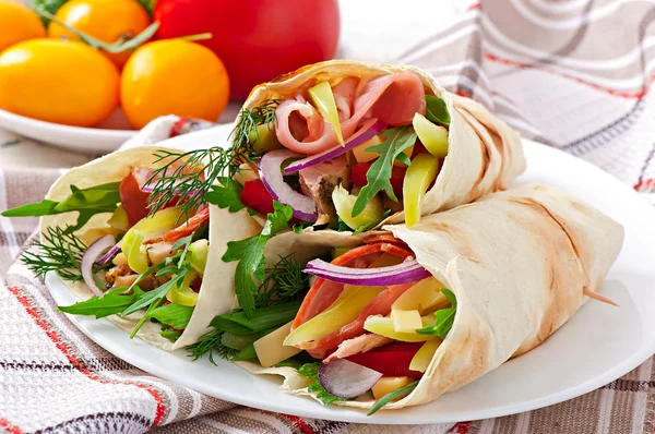 Frische Tortilla-Wraps mit Fleisch und Gemüse — Stockfoto