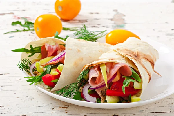 Tortilla fraîche enveloppée de viande et de légumes — Photo