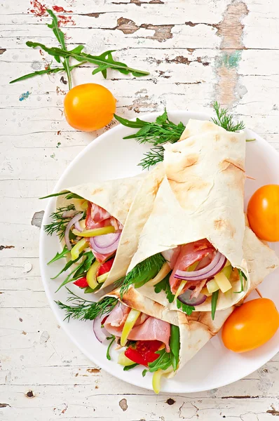 Frische Tortilla-Wraps mit Fleisch und Gemüse — Stockfoto