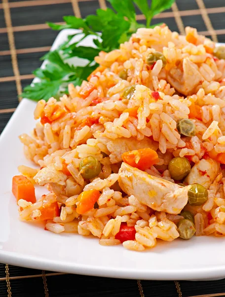 Pilaf with chicken, carrot and green peas — Stock Photo, Image