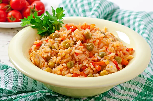 Pilaf mit Huhn, Karotte und grünen Erbsen — Stockfoto