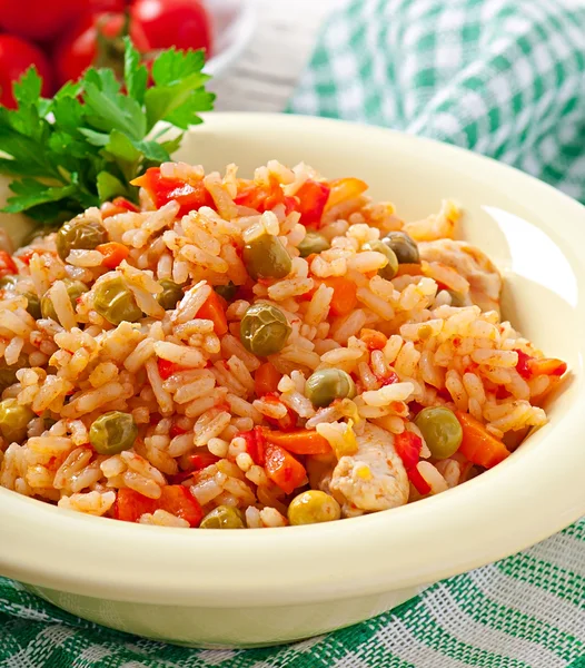 Pilaf with chicken, carrot and green peas — Stock Photo, Image