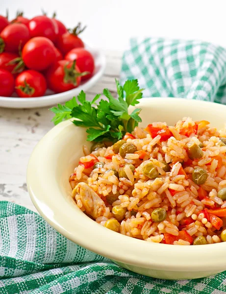 Pilaf mit Huhn, Karotte und grünen Erbsen — Stockfoto