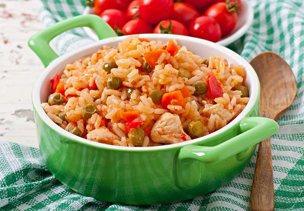 Pilaf con pollo, zanahoria y guisantes verdes —  Fotos de Stock