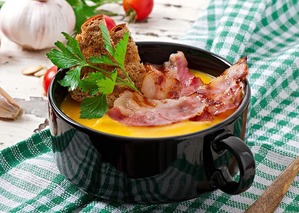 Grädde av pumpa soppa med bacon och krutonger — Stockfoto