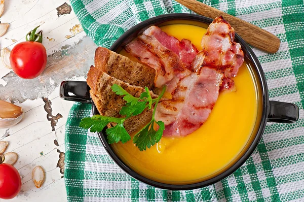 Cream of pumpkin soup with bacon and croutons — Stock Photo, Image