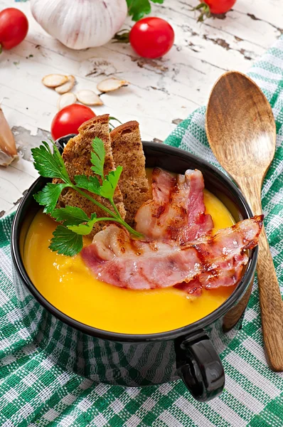 Krémová Dýňová polévka se slaninou a krutony — Stock fotografie