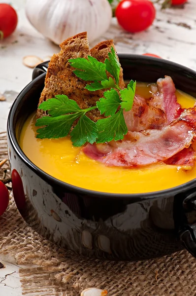 Crema di zuppa di zucca con pancetta e crostini — Foto Stock