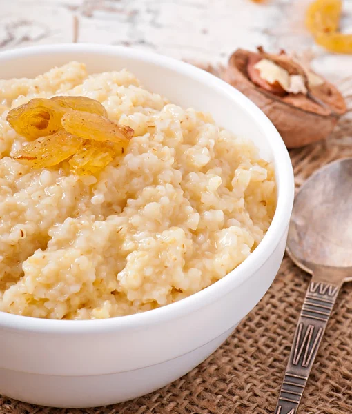 Haferbrei mit Nüssen und Rosinen — Stockfoto