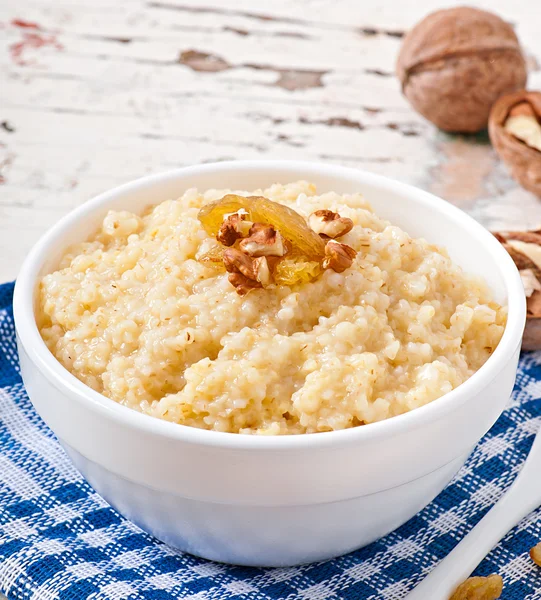 Gachas con nueces y pasas — Foto de Stock