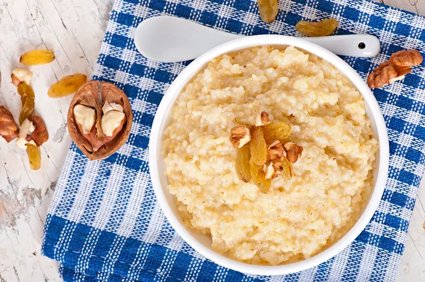 Haferbrei mit Nüssen und Rosinen — Stockfoto