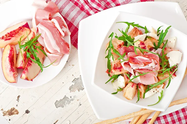 Ensalada con melocotón, queso mozzarella y jamón —  Fotos de Stock