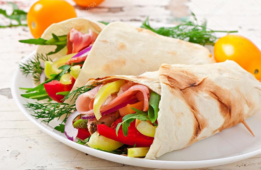 Frische Tortilla-Wraps mit Fleisch und Gemüse - Stockfotografie ...