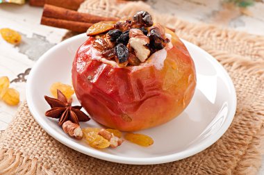 Kuru üzüm, fındık ve bal ile pişmiş elma