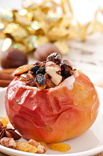 Manzanas al horno con pasas, nueces y miel — Foto de Stock