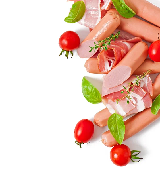 Salsiccia e prosciutto decorati con basilico — Foto Stock