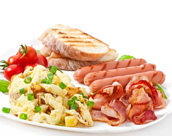 Scrambled eggs, bacon, sausage and toast — Stock Photo, Image