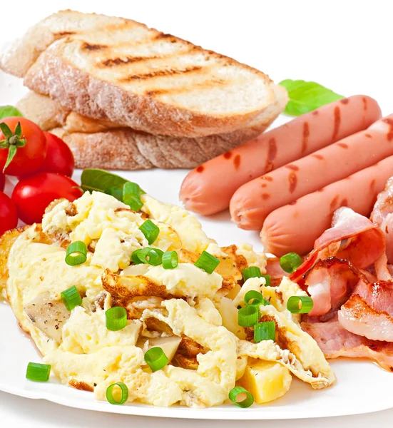 Äggröra, bacon, korv och rostat bröd — Stockfoto