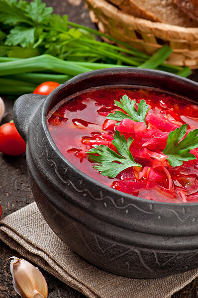 Традиционный украинский овощной борщ
