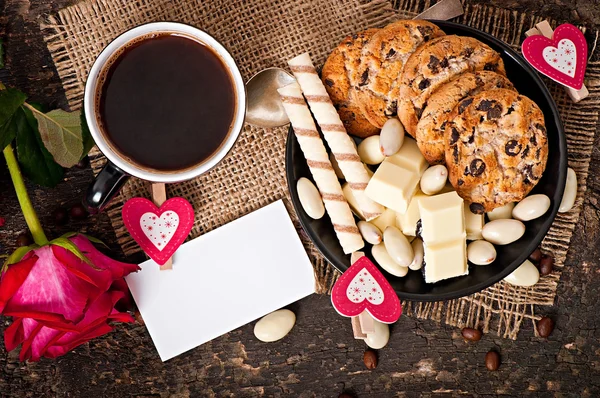 Kopp kaffe med choklad och kakor — Stockfoto