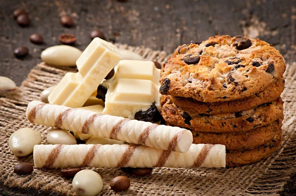 Witte chocolade, amandelen en cookies — Stockfoto