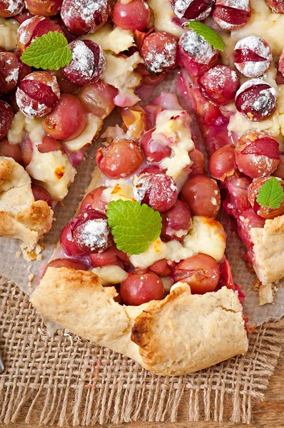 Galette met druiven en kaas — Stockfoto