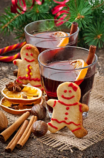 Mulled wine, spices and gingerbread cookie — Stock Photo, Image