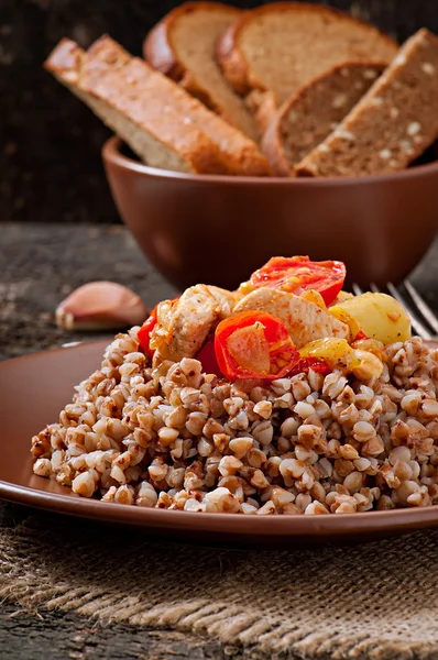 Buckwheat porridge with chicken and vegetables — Stock Photo, Image