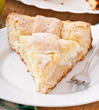 Kremalı elmalı turta.