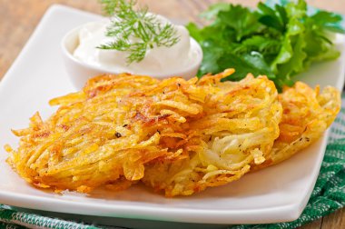 Ekşi kremalı patates gözlemesi.